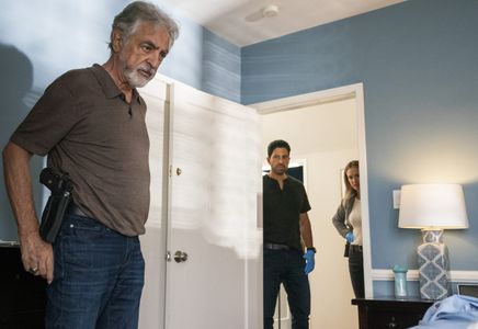 Joe Mantegna, A.J. Cook, and Adam Rodriguez in Just Getting Started (2017)