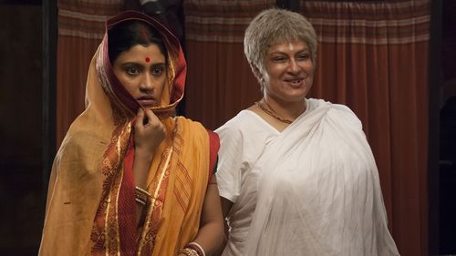 Moushumi Chatterjee and Konkona Sen Sharma in Goynar Baksho (2013)