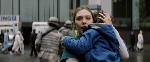 Elizabeth Olsen and Carson Bolde in Godzilla (2014)