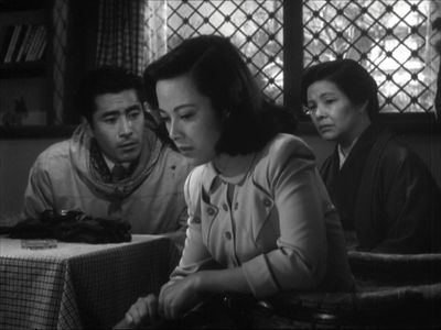 Toshirô Mifune, Fumiko Okamura, and Shirley Yamaguchi in Scandal (1950)