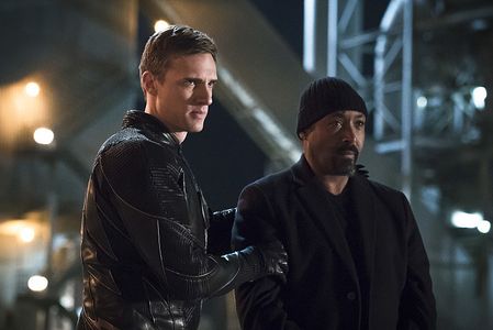 Jesse L. Martin and Teddy Sears in The Flash (2014)