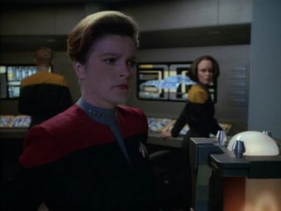 Kate Mulgrew and Roxann Dawson in Star Trek: Voyager (1995)