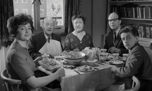 Pat Keen, David Mahlowe, Gwen Nelson, Bert Palmer, and Malcolm Patton in A Kind of Loving (1962)