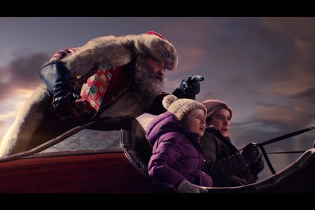 Kurt Russell, Darby Camp, and Judah Lewis in The Christmas Chronicles (2018)