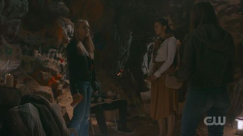 Still of Rebekah Patton and Amber Midthunder in Roswell, New Mexico 