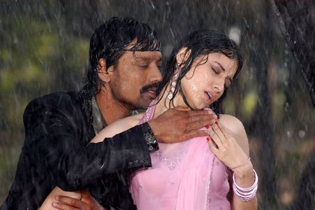 S.J. Suryah and Tamannaah Bhatia in Vyabari (2007)