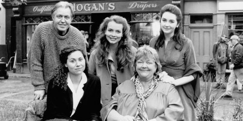 Minnie Driver, Saffron Burrows, Maeve Binchy, Pat O'Connor, and Geraldine O'Rawe in Circle of Friends (1995)