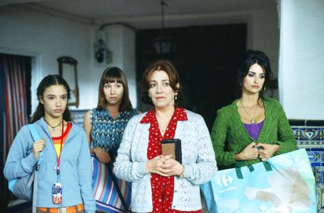 Penélope Cruz, Yohana Cobo, Lola Dueñas, and Carmen Maura in Volver (2006)