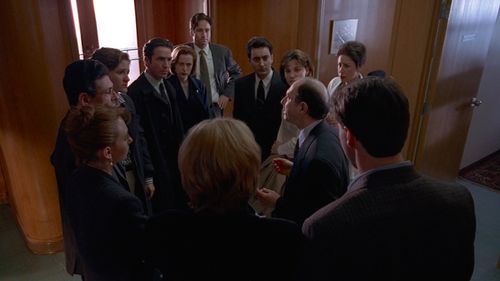 Gillian Anderson, David Duchovny, Peter Kelamis, Paul McGillion, Robert Rozen, and Jennifer Sterling in The X-Files (199