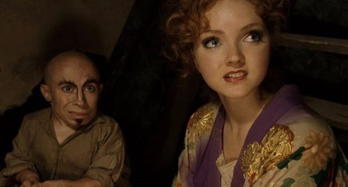 Verne Troyer and Lily Cole in The Imaginarium of Doctor Parnassus (2009)