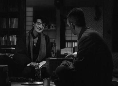 Chishû Ryû and Kinzô Shin in Tokyo Twilight (1957)