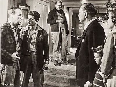 Humphrey Bogart, Richard Eyer, Fredric March, Dewey Martin, Robert Middleton, and Martha Scott in The Desperate Hours (1