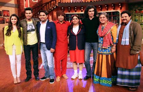 Randeep Hooda, Alia Bhatt, Ali Asgar, Imtiaz Ali, Kiku Sharda, Chandan Prabhakar, and Kapil Sharma in Comedy Nights with