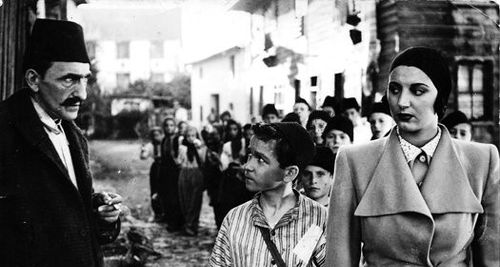 Vedat Örfi Bengü and Sezer Sezin in Strike the Whore (1949)