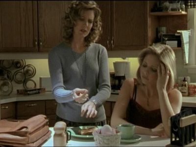 Sarah Michelle Gellar and Kristine Sutherland in Buffy the Vampire Slayer (1997)