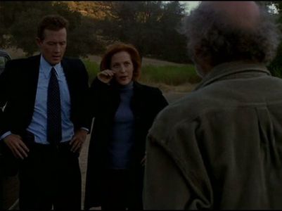 Gillian Anderson, Robert Patrick, and Dan Leegant in The X-Files (1993)