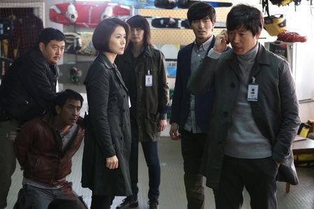 Joon-Sang Yoo, Kim Sung-ryung, Lee Jin-Wook, and Seung-ryong Ryu in The Target (2014)