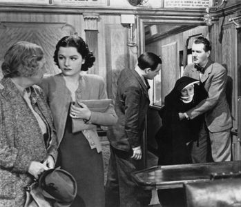Catherine Lacey, Margaret Lockwood, Michael Redgrave, Naunton Wayne, and May Whitty in The Lady Vanishes (1938)