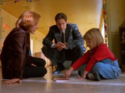 Gillian Anderson, David Duchovny, and Lauren Diewold in The X-Files (1993)