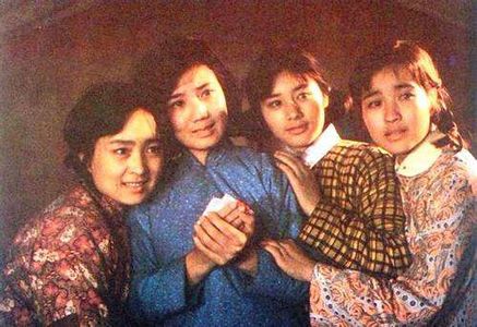 Fengxu Li, Xiuming Li, Xiaoqing Liu, and Jinling Zhang in Xu Mao and His Daughters (1981)