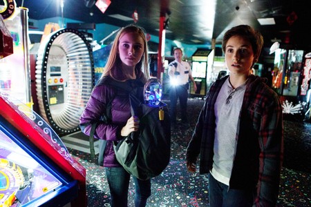 Ella Wahlestedt and Teo Halm in Earth to Echo (2014)