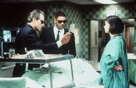 Tommy Lee Jones, Will Smith, and Linda Fiorentino in Men in Black (1997)