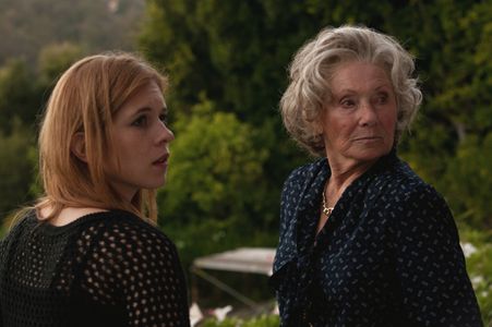 Marion Ross and Magda Apanowicz in A Reason (2014)
