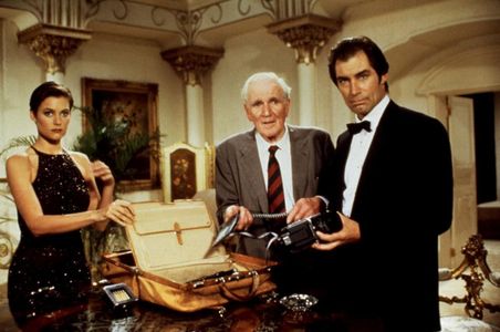 Carey Lowell, Timothy Dalton, and Desmond Llewelyn in Licence to Kill (1989)