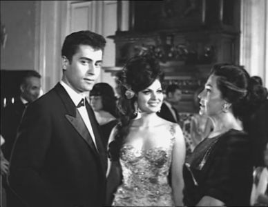 Bay Okan, Aliye Rona, and Türkan Soray in Farewell Kiss (1965)
