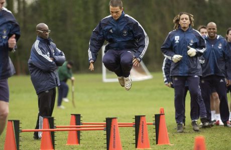 Andy Ansah, Kuno Becker, and Alex Lawler in Goal! The Dream Begins (2005)