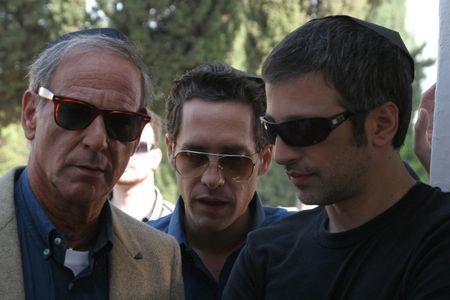 Oshik Levi, Yaron Motola, and Eyal Shehter in Katav Plili (2005)