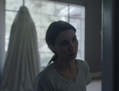 Casey Affleck and Rooney Mara in A Ghost Story (2017)