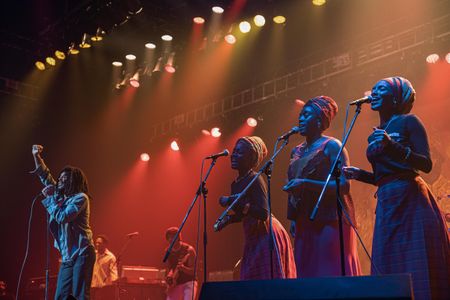Judy Mowatt, Naomi Cowan, Marcia Griffiths, Lashana Lynch, Kingsley Ben-Adir, and Anna-Share Blake in Bob Marley: One Lo