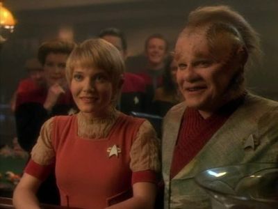 Robert Beltran, Jennifer Lien, Robert Duncan McNeill, Kate Mulgrew, and Ethan Phillips in Star Trek: Voyager (1995)