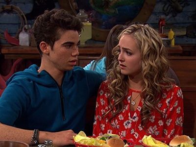 Cameron Boyce and Sophie Reynolds in Gamer's Guide to Pretty Much Everything (2015)