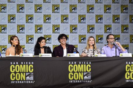 Jason Rothenberg, Eliza Taylor, Bob Morley, Marie Avgeropoulos, and Lindsey Morgan at an event for The 100 (2014)