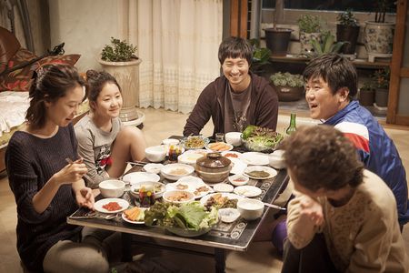 Youn Yuh-jung, Kong Hyo-Jin, Park Hae-il, Je-mun Yun, and Ji-hee Jin in Boomerang Family (2013)