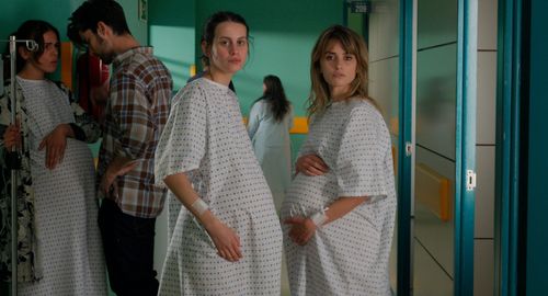 Penélope Cruz and Milena Smit in Parallel Mothers (2021)