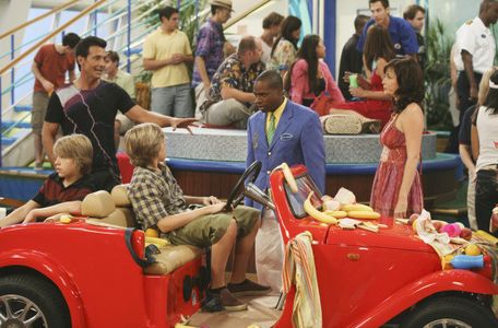 Phill Lewis, Kim Rhodes, Cole Sprouse, Dylan Sprouse, and Robert Torti in The Suite Life on Deck (2008)