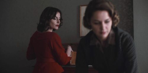 Antje Traue and Luise Heyer in Dark (2017)