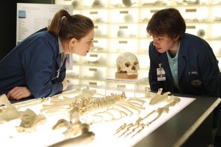 Emily Deschanel and Eric Millegan in Bones (2005)
