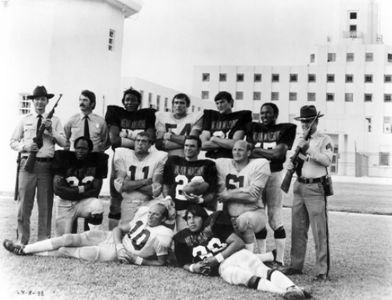 Burt Reynolds, Pervis Atkins, Mike Henry, Ed Lauter, Ray Nitschke, Sonny Sixkiller, and Ernie Wheelwright in The Longest