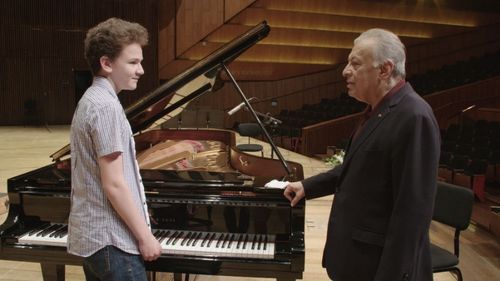 Zubin Mehta and Mohammad Alsheikh in The Pianist from Ramallah (2020)