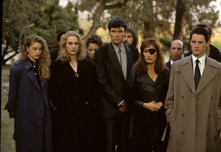 Mädchen Amick, Kyle MacLachlan, Peggy Lipton, Everett McGill, and Wendy Robie in Twin Peaks (1990)