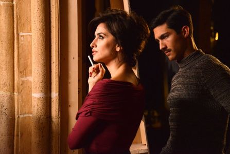 Penélope Cruz and Chino Darín in The Queen of Spain (2016)