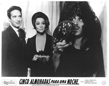 Rafael Arcos, Sara Montiel, and Manuel Zarzo in Cinco almohadas para una noche (1974)