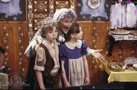 Cloris Leachman, Hugh Pollard, and Nicola Stapleton in Hansel and Gretel (1988)