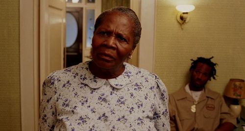 Marlon Wayans and Irma P. Hall in The Ladykillers (2004)