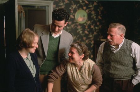 Imelda Staunton, Phil Davis, Daniel Mays, and Alex Kelly in Vera Drake (2004)