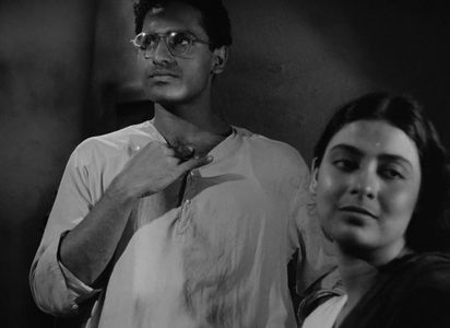 Supriya Choudhury and Niranjan Ray in The Cloud-Capped Star (1960)